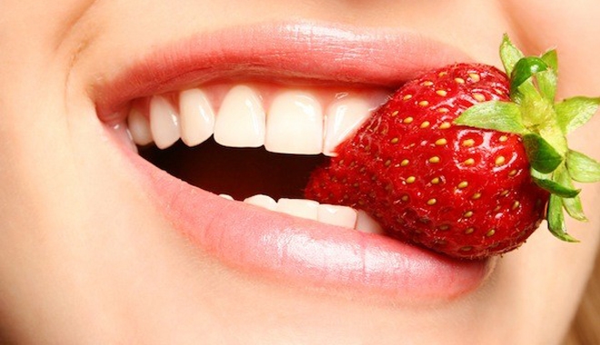 Răng càng trắng sáng khi ăn 8 loại quả này